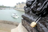 Un "cadenas d'amour" sur le Pont Neuf à Paris, le 4 août 2016