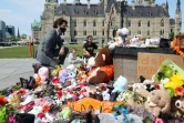 Le Premier ministre canadien Justin Trudeau devant le mémorial érigé à Ottawa, le 1er juin 2021, en hommage aux enfants autochtones dont les restes ont été retrouvés près d'un pensionnat en Colombie-Britannique