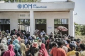 Des hommes et des femmes ayant fui le Soudan attendent de s'enregistrer auprès de l'Office international des Migrations (OIM) de l'ONU, à Metema, ville-frontière d'Ethiopie, le 4 mai 2023