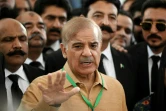 Le chef de la Ligue musulmane du Pakistan Shehbaz Sharif (c), le 7 avril 2022 à Islamabad