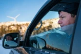 Leif Arne Jama, éleveur de rennes, pointe depuis sa voiture le parc à éoliennes de Storheia qu'il accuse d'empiéter sur ses terres ancestrales à Afjord en Norvège le 7 décembre 2021
