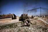 Des militaires transportent un de leur camarade blessé, le 25 février 2017 à Mossoul