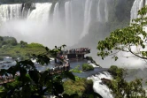 Des touristes marchent sur un pont du côté brésilien des chutes d'Iguazu, le 18 janvier 2012