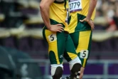 Les Sud-Africains Oscar Pistorius et Willem de Beer après leur élimination sur 4x400 m lors des jeux Olympiques de Londres