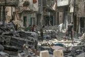 Des Palestiniens à la recherche d'objets personnels dans les ruines de Khan Younès le 22 avril 2024

