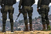 Des soldats brésiliens prennent position avant une opération contre les bandes armées à Niteroi, près de Rio, le 16 août 2017