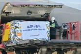 Un chargement de pilules Pfizer contre le Covid (Paxlovid) sort d'un avion cargo à l'aéroport d'Incheon, près de Séoul, le 13 janvier 2022