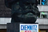 Chemnitz n'est ni grise ni brune", pouvait-on lire sur une immense affiche collée sous l'imposant buste de Karl Marx situé devant l'Hôtel de Ville. Chemnitz fut baptisée Karl-Marx-Stadt durant la période communiste en RDA.