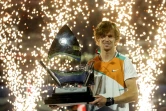 Le Russe Andrey Rublev pose avec le trophée du vainqueur après avoir remporté la finale du tournoi ATP de Dubai, le 26 février 2022