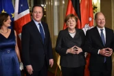 Le  maire de Hambourg Olaf Scholz (D) et son épouse Britta Ernst (G) entourent le Premier ministre britannique David Cameron et la chancelière allemande Angela Merkel à Hambourg, le 12 février 2016