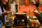Un couple déguste une fondue au restaurant Marzilibruecke de Berne, le 16 novembre 2020