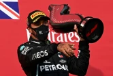 Le Britannique Lewis Hamilton célèbre sa victoire sur le podium du Grand Prix d'Emilie-Romagne, le 1er novembre 2020