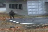 Capture d'image d'une vidéo fournie par le Commandement des Nations Unis en Corée montrant un soldat nord-coréen à la poursuite d'un militaire faisant défection, avant de faire demi-tour, le 22 novembre 2017 dans la Zone démilitarisée