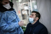 Un patient se fait tester au Covid-19, à Paris, le 23 décembre 2021