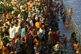 Des hindous se baignent dans les eaux du Gange à Haridwar (Inde) le 11 mars 2021