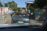 Des voitures passent devant un poste de contrôle à l'entrée de la Zone verte de Kaboul, le 19 juin 2019 en Afghanistan