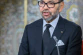 Cette photo fournie par l'agence de presse MAP le 30 juillet 2024 montre le roi du Maroc Mohammed VI prononçant un discours à la nation, au Palais royal de Tétouan