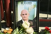 Des fleurs et des bougies, le 24 août 2023 à Moscou, devant un portrait de Dmitri Outkine, chef opérationnel du groupe paramilitaire russe, mort dans un accident d'avion avec Evguéni Prigojine