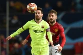 L'attaquant et capitaine du FC Barcelone Lionel Messi (g) marqué par le défenseur de Manchester United Luke Shaw en quart de finale aller de la Ligue des champions, le 10 avril 2019 à Manchester  