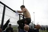 Le directeur des ressources humaines d'Air France Xavier Broseta, torse nu, chemise déchirée, s'échappe en escaladant un grillage le 5 octobre 2015 à Roissy-en-France