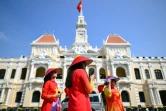 Des femmes portant des robes traditionnelles "Ao Dai" devant le siège du Comité du Peuple à Ho Chi Minh Ville, le 29 avril 2025