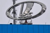 Le logo du constructeur automobile russe Avtovaz sur le toit d'un des bâtiments de l'entreprise à Togliatti, le 31 mars 2022