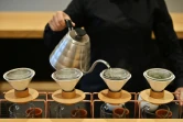 Préparation du thé, le 21 juin 2019 dans un salon de thé à Tokyo, au Japon
