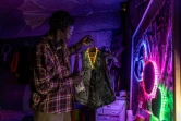 Le créateur de mode Pius Ochieng avec une de ses productions d'inspiration dystopique, dans son studio au quartier Kibera à Nairobi, le 25 septembre 2023