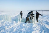 Dans le village d'Oï en Iakoutie (Russie), des villageois en quête de blocs de glace, le 27 novembre 2018