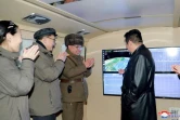 Photo diffusée le 12 janvier par l'agence nord-coréenne KCNA du leader nord-coréen Kim Jong Un (d) supervisant ce qui est présenté comme un essai de missile hypersonique dans un lieu non précisé