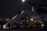 Le président élu Donald Trump embarque à bord de son Boeing personnel à l'aéroport de La Guardia le 18 janvier 2017 à New York