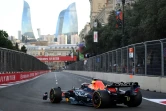 Le Néerlandais Max Verstappen, au volant de sa Red Bull, lors de la seconde séance d'essais libres du Grand Prix d'Azerbaïdjan, le 10 juin 2022 dans les rues de Bakou