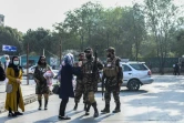 Des combattants talibans interrompent une manifestation de femmes devant une école à Kaboul le 30 septembre 2021