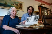 Evrensel Rodrik (à droite) et sa grand-mère Dora Beraha regardent un album de photos de famille, en décembre 2019 à Istanbul