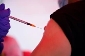 Un homme se fait vacciner dans un centre parisien le 29 juin 2021
