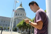 Steven Kong, en pleine partie de Pokémon Go, devant la mairie de San Francisco