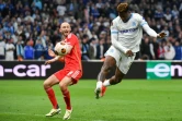 L'attaquant marseillais Faris Moumbagna (d) marque de la tête le seul but du match contre Benfica, le 18 avril 2024 au Stade Vélodrome 