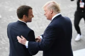 Emmanuel Macron et Donald Trump se serrent la main se serrent la main lors du défilé du 14 juillet 2017, à Paris