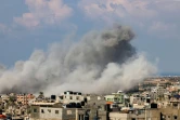 De la fumée s'élève dans le ciel après une frappe aérienne israélienne, le 16 octobre 2023 à Rafah dans la bande de Gaza