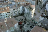Photo aérienne fournie par la Humanitarian Relief Foundation montrant des secouristes cherchant des survivants dans les décombres d'un immeuble effondré après un séisme à Elazig,  le 25 janvier 2020 en Turquie