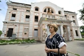 La directrice du centre culturel, Tetyana Bartchenko, devant le bâtiment endommagé, le 1er août 2022 à Okhtyrka, en Urakine