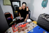 La Colombienne Maria Edilma Aguilar range sa boîte à manucure, lors d'une interview chez elle, le 10 décembre 2020 à Bogota  