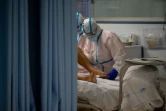 Des soignants s'occupent d'un patient atteint du coronavirus, le 16 octobre 2020 à Leganes, près de Madrid