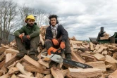 Les Afghans Matiullah Mehrabi (g) et Sherbaz Safizada (d) employés de la scierie d'Alain Capella, le 24 février 2022 à Aigueperse, dans le Puy-de-Dôme