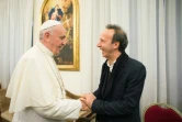 Photo fournie par le service de presse du Vatican montrant le pape François saluant Roberto Benigni le 11 janvier 2016 au Vatican