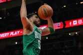Jayson Tatum des Boston Celtics réussit un dunk au cours du match 6 du 1er tour des play-offs en NBA contre les Atlanta Hawks Hawks le 27 avril 2023 à Atlanta