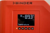 Un écran affiche la température à l'intérieur d'un "super-congélateur" de l'entreprise Binder, à Tuttlingen, dans le sud de l'Allemagne, le 24 novembre 2020