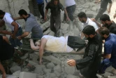 Un blessé extrait des décombres après un bombardement le 27 avril 2016 à Alep en Syrie
