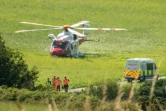 Un hélicoptère des services de secours stationné près du site d'un déraillement de train, le 12 août 2020 à Stonehaven, dans le nord-est de l'Ecosse