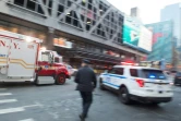 Un camion de pompier arrive sur la scène d'une explosion à New York, le 11 décembre 2017